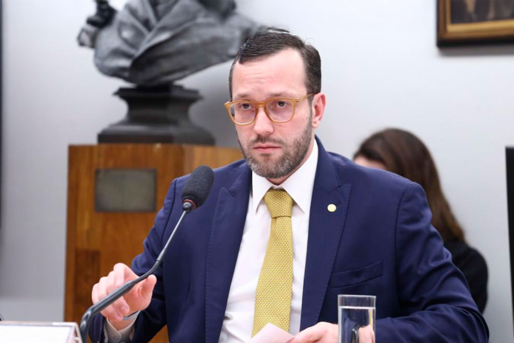 Deputado Filipe Barros (PL-PR) ressalta que indústria de defesa gera milhões de empregos – Foto: Vinicius Loures/Câmara dos Deputados