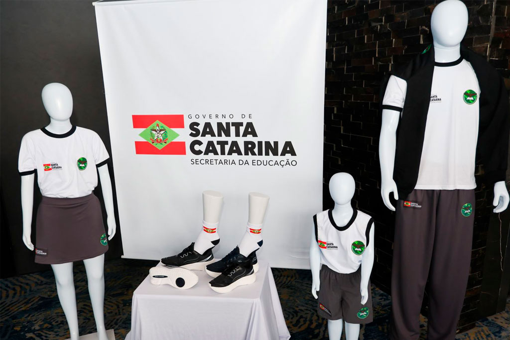 Estudantes do ensino médio já começaram a receber jaquetas e calças jeans em 2025 – Foto: Roberto Zacarias/Secom