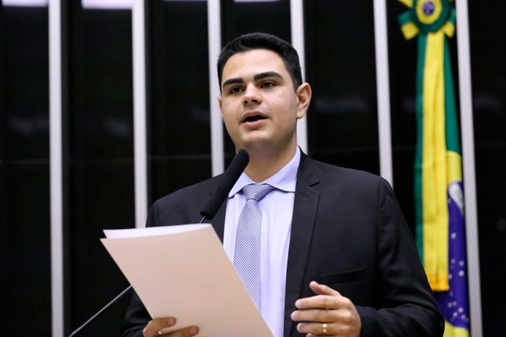O relator, deputado Icaro de Valmir (PL-SE): medida contribui para a efetivação de direitos fundamentais – Foto: Kayo Magalhães / Câmara dos Deputados
