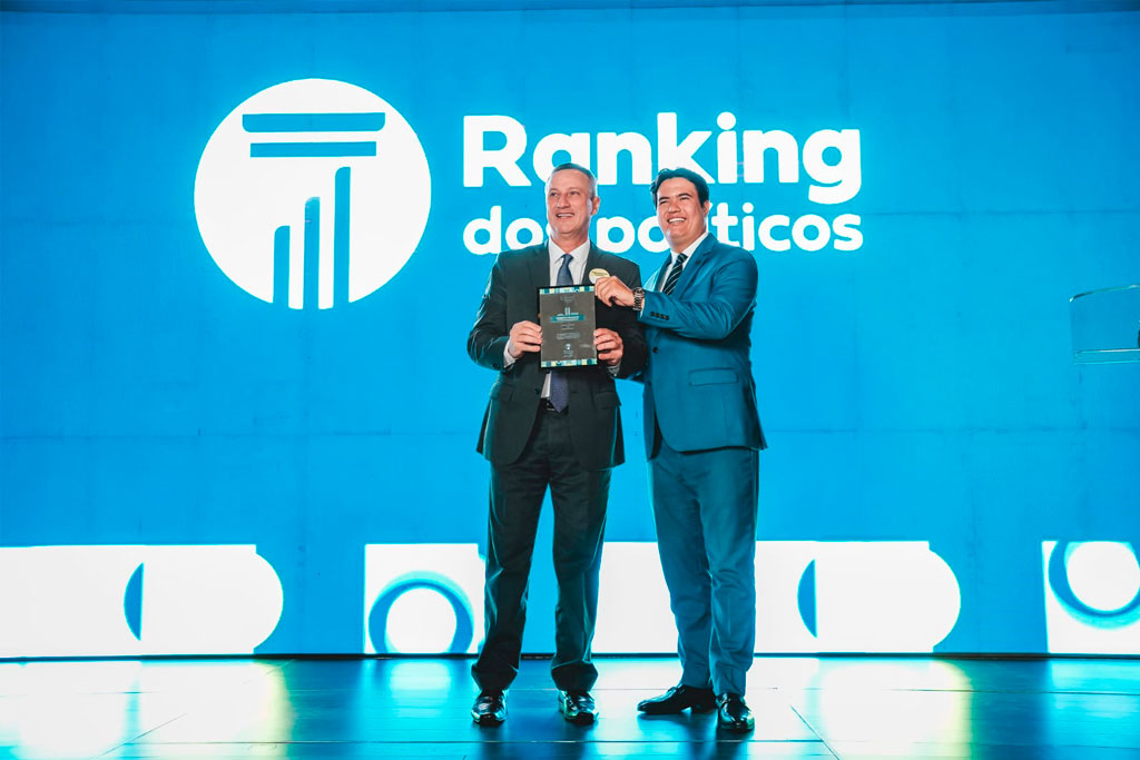 O vice-líder da Oposição na Câmara dos Deputados, deputado federal Sanderson (PL-RS), recebendo o Prêmio Excelência Parlamentar 2025 - Foto: divulgação/Ranking dos Políticos