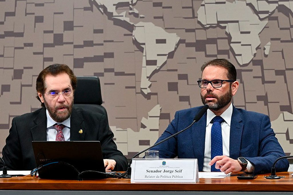 Jorge Seif (PL-SC) (à dir., com Plínio Valério) apresentou relatório preliminar de avaliação da política federal de saneamento – Foto: Saulo Cruz/Agência Senado