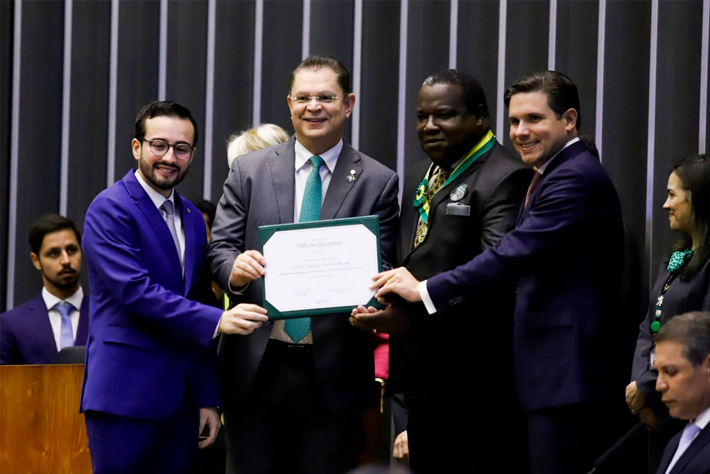 Sóstenes Cavalcante (PL-RJ) homenageia pastor Flávio Marinho com a Medalha do Mérito Legislativo na Câmara dos Deputados - Foto: divulgação/Agência Câmara de Notícias