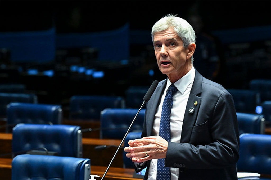 À bancada, em pronunciamento, senador Jaime Bagattoli (PL-RO) -Foto: Jefferson Rudy/Agência Senado