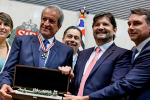 Valdemar recebe réplica do Monumento às Bandeiras – Foto: divulgação/ALESP