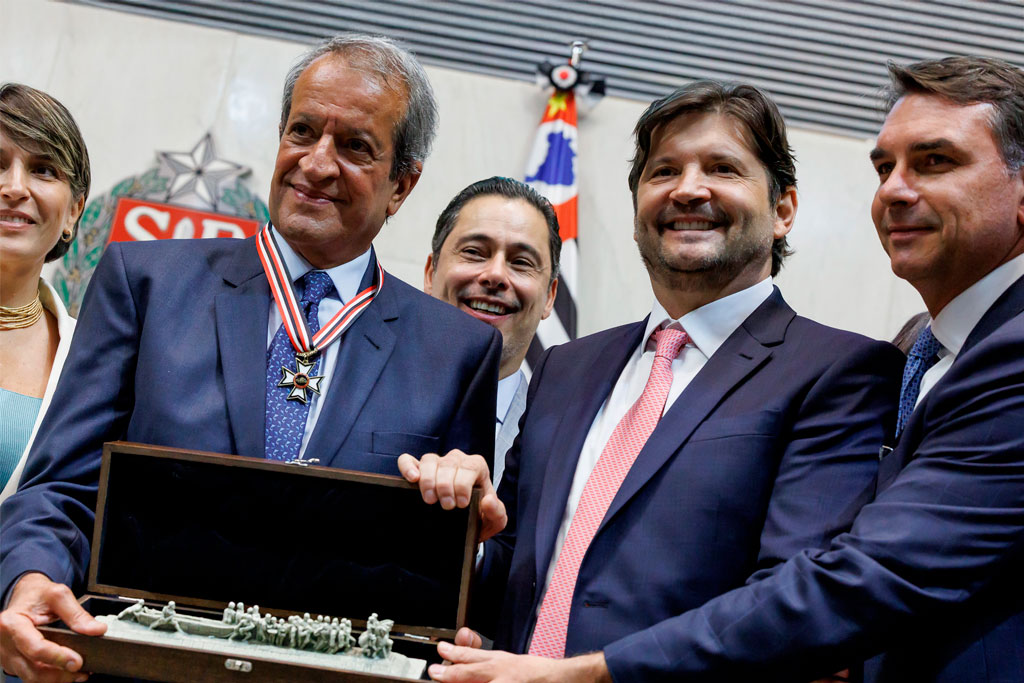 Valdemar recebe réplica do Monumento às Bandeiras – Foto: divulgação/ALESP