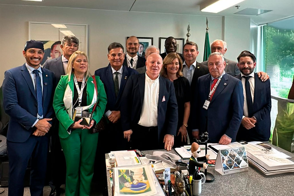 Deputado Coronel Meira (PL-PE) e o Senador Flávio Bolsonaro (PL-RJ) recebem comitiva do Parlamento Europeu na Comissão de Segurança Pública do Senado - Foto: divulgação/Agência Câmara de Notícias