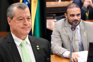 O autor da proposta, deputado Daniel Agrobom (PL-GO), e o relator, deputado Capitão Alden (PL-BA) - Foto: divulgação/Agência Câmara de Notícias