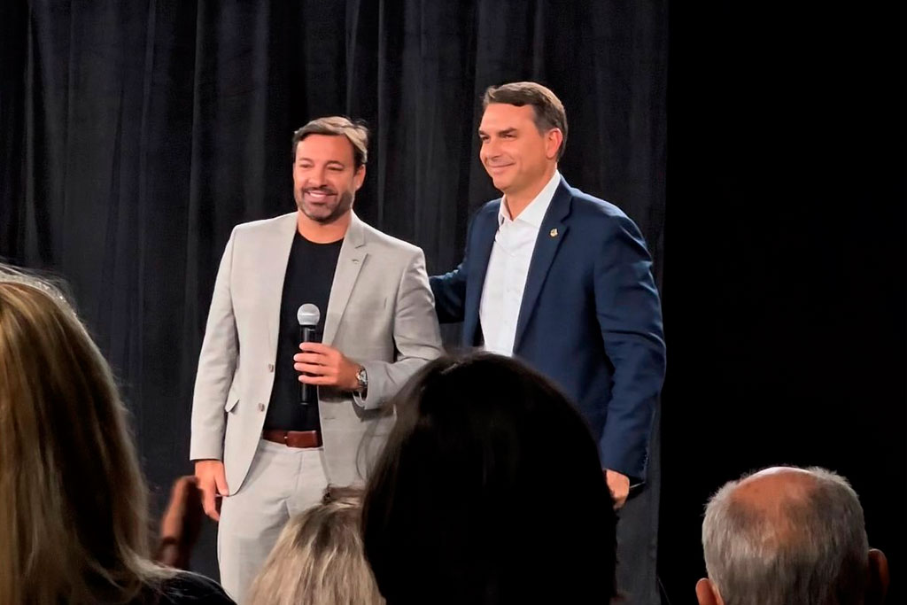 Daniel Freitas (PL-SC) participa de gravação com Flávio Bolsonaro (PL-RJ) em Brasília - Foto: divulgação/Assessoria de Imprensa'