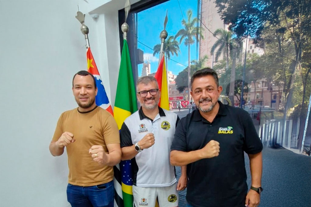 Deputado Estadual Danilo Balas (PL-SP) ao lado do Vereador Dylan Dantas, grande apoiador da modalidade na cidade de Sorocaba, e do Professor Vladimir Godoi - Foto: Jonathas Ventura