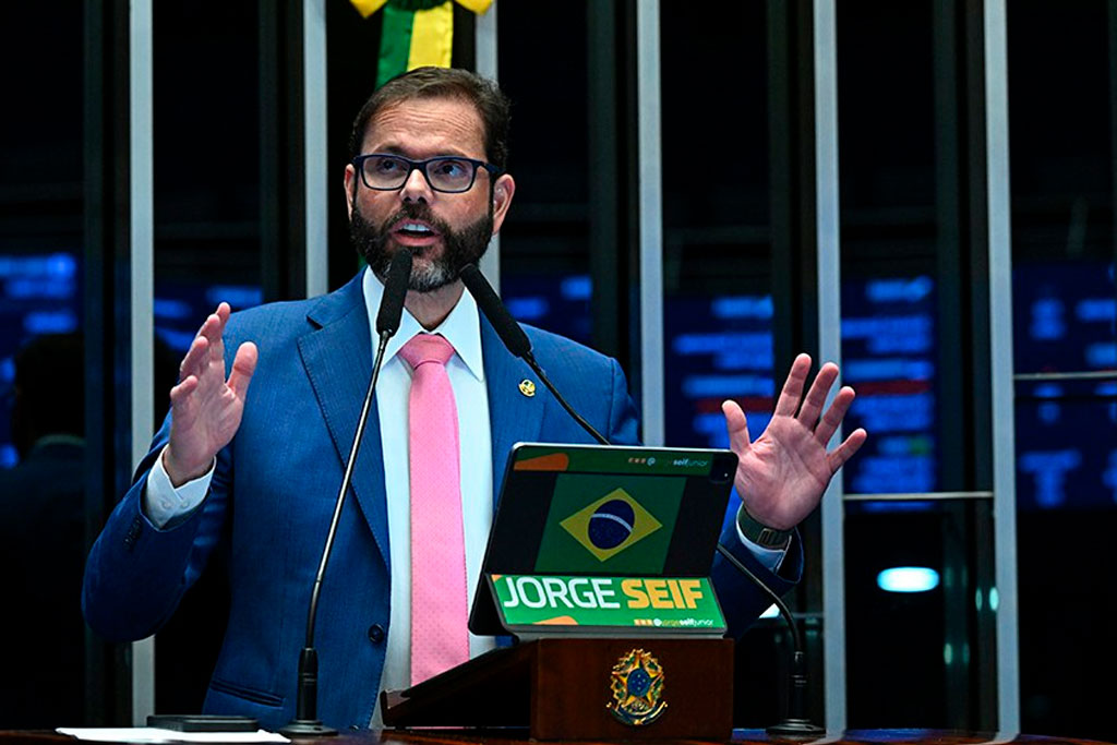 O senador Jorge Seif (PL-SC) parabeniza Mendonça e Polícia Federal por prisão de Vorcaro - Foto: Jefferson Rudy/Agência Senado