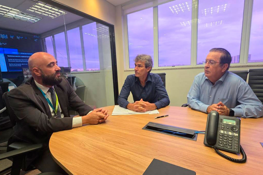 Foto: (E) coordenador administrativo da Aeroportos Paulistas (ASP), João Paulo Corrêa Neves; o vereador Alexandre Scombatti; e o deputado federal Luiz Carlos Motta.