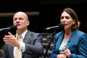 Deputado Cabo Gilberto Silva (PL-PB) e relatora Rosana Valle (PL-SP) avançam com projeto que proíbe radares escondidos e amplia transparência no trânsito - Foto: divulgação/Agência Câmara de Notícias