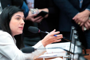 Chris Tonietto (PL-RJ) apresentou texto com pontos em que a legislação atual é omissa – Foto: Bruno Spada / Câmara dos Deputados