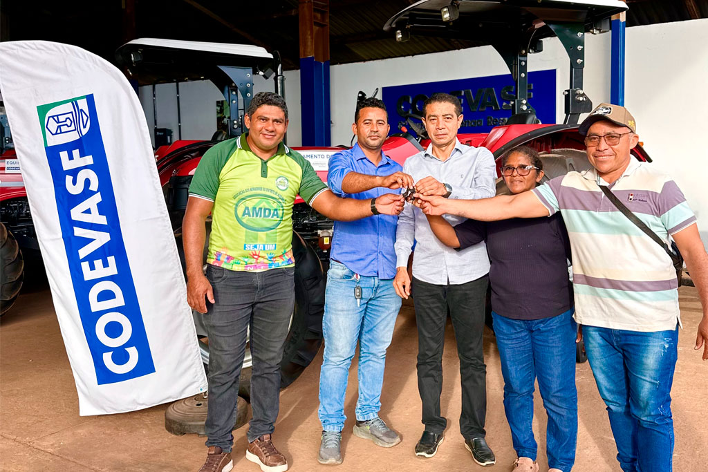 Compromisso com quem produz! Deputado Pastor Gil entrega Kit agrícola para comunidade em Alto Alegre do Pindaré (MA)