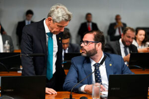 Relator, o senador Jorge Seif (PL-SC) (D) conversa com o senador Jaime Bagattoli (PL-RO) – Foto: Saulo Cruz/Agência Senado