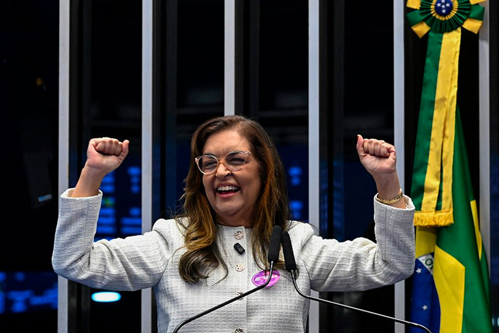 Relatora, Dra. Eudócia (PL-AL) comemorou em Plenário a aprovação da proposta que resultou na lei – Foto: Carlos Moura/Agência Senado