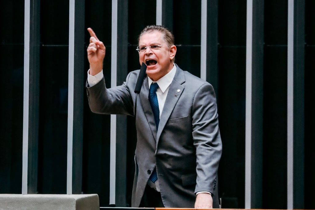 “A casa caiu! Fora Lula”: Sóstenes reage à derrota de Jorge Messias no Senado