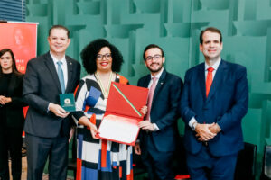 Líder do PL, Sóstenes Cavalcante (PL-RJ) valoriza jornalista negra e indica Basília Rodrigues ao Prêmio Glória Maria - Foto: Thales Marques/PL no Congresso