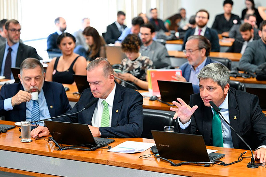 O senador Carlos Portinho (PL-RJ) (D), relator, ao lado do autor, senador Wellington Fagundes (C) – Foto: Edilson Rodrigues/Agência Senado