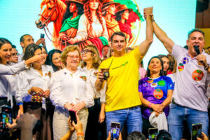 Pré-candidato ao governo do Estado, deputado federal Luciano Zucco (PL-RS) entrega manifesto ao senador e pré-candidato à Presidência da República, Flávio Bolsonaro (PL-RJ) com demandas do Rio Grande do Sul