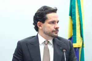 Deputado Capitão Alberto Neto (PL-AM) alterou projeto original para assegurar ao consumidor o direito de livre escolha – Foto: Vinicius Loures/Câmara dos Deputados