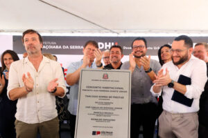 Deputado Danilo Balas (PL-SP) participa de entrega de moradias com o Governador Tarcísio em Araçoiaba da Serra - Foto: Governo do Estado de São Paulo