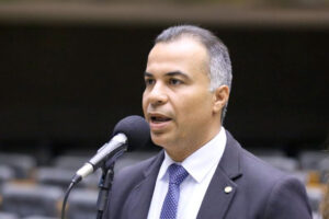 Deputado Filipe Martins (PL-TO): é pertinente que, além da restituição do valor, seja criada uma multa – Foto: Kayo Magalhães / Câmara dos Deputados