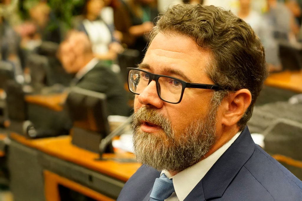 “Querem impedir aqueles que não se dobram, não se rendem e não se vendem”, afirma Pollon após Conselho de Ética